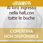 Al loro ingresso nella hall,con tutte le buche cd