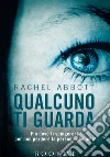 Qualcuno ti guarda: Fin dove ti spingeresti per non perdere la persona che ami?. E-book. Formato EPUB ebook di Rachel Abbott