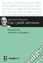 Con i piedi nel vuoto: Giorni lenti accanto a mio padre. E-book. Formato EPUB ebook