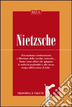 Nietzsche: Noi mutiamo continuamente, ci liberiamo della vecchia corteccia... Siamo come alberi che spingono le radici in profondità e allo stesso tempo abbracciano il cielo. E-book. Formato EPUB ebook