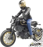 Bruder 63050 - Moto Ducati Scrambler Cafe Racer Con Pilota gioco di Bruder