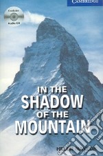 In the Shadow of the Mountain Book and Audio CD Pack: Level libro