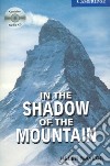 In the Shadow of the Mountain Book and Audio CD Pack: Level libro