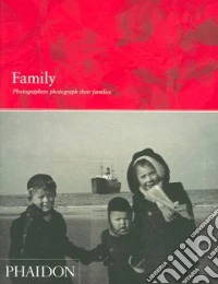 Family. Photographers photograph their families. Ediz. illustrata libro