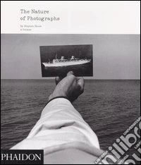 The nature of photographs. Ediz. illustrata libro