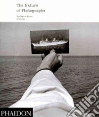The nature of photographs. Ediz. illustrata libro