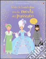 Vesto le bamboline con la moda del passato. Ediz. illustrata libro