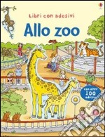 Allo zoo. Con adesivi. Ediz. illustrata libro