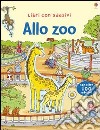 Allo zoo. Con adesivi. Ediz. illustrata libro