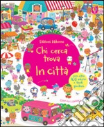 In città. Chi cerca trova. Con adesivi. Ediz. illustrata libro