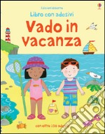 Vado in vacanza. Con adesivi. Ediz. illustrata libro