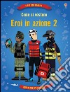 Come si vestono... eroi in azione. Con adesivi. Ediz. illustrata. Vol. 2 libro