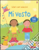 Mi vesto. Con adesivi. Ediz. illustrata libro