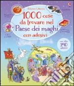 1000 cose da trovare nel paese dei maghi. Con adesivi. Ediz. illustrata libro