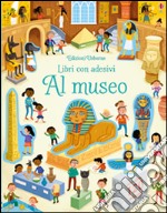 Al museo. Con adesivi. Ediz. illustrata libro