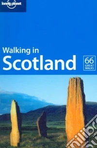 Walking on Scotland. Ediz. inglese libro