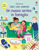 Un nuovo arrivo in famiglia. Con adesivi. Ediz. a colori libro