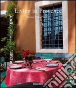 Living in Provence. Ediz. italiana, spagnola e portoghese libro