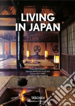 Living in Japan. Ediz. inglese, francese e tedesca libro