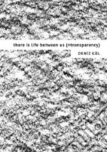 There is life between us (+transparency). Ediz. illustrata libro