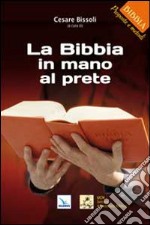 La Bibbia in mano al prete libro