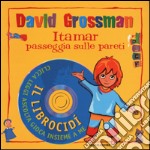 Itamar passeggia sulle pareti libro