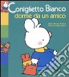 Coniglietto Bianco dorme da un amico libro