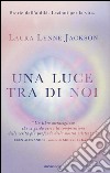 Una luce tra di noi libro di Jackson Laura Lynne