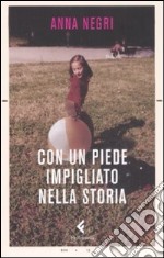 Con un piede impigliato nella storia libro