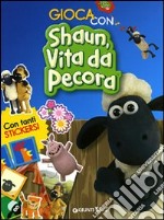 Gioca con Shaun, vita da pecora. Con adesivi. Ediz. illustrata libro