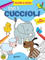 Colora e gioca con i cuccioli. Con adesivi libro