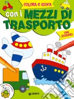 Colora e gioca con i mezzi di trasporto. Con adesivi libro