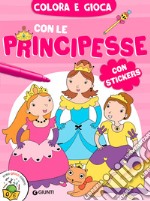 Colora e gioca con le principesse. Con adesivi. Ediz. a colori libro