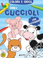 Colora e gioca con i cuccioli. Con adesivi. Ediz. a colori libro