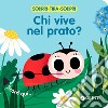 Chi vive nel prato? Scorri, tira e scopri. Ediz. a colori libro