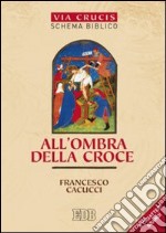 All'ombra della croce. Via crucis. Schema biblico. Ediz. a caratteri grandi libro