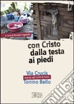 Con Cristo dalla testa ai piedi. Via Crucis ispirata agli scritti di mons. Tonino Bello. Ediz. a caratteri grandi libro