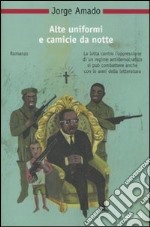 Alte uniformi e camicie da notte libro