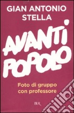 Avanti popolo. Foto di gruppo con professore libro