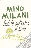 Seduto nell'erba, al buio libro