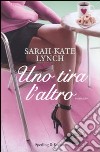 Uno Tira l'altro libro di Lynch Sarah-Kate