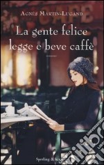 La gente felice legge e beve caffè