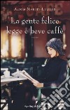 La gente felice legge e beve caffè libro