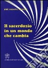 Il sacerdozio in un mondo che cambia libro di Saraiva Martins José