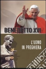 L'uomo in preghiera libro