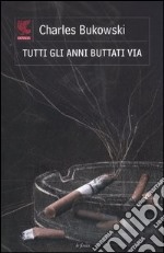 Tutti gli anni buttati via. Testo inglese a fronte libro