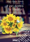 Fiori dentro la libreria libro