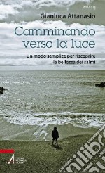 Camminando verso la luce. Un modo semplice per riscoprire la bellezza dei salmi libro