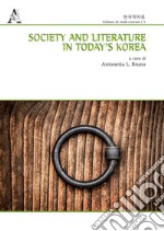 Society and literature in today's Korea libro