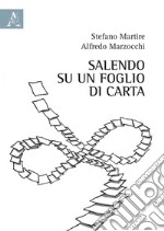 Salendo su un foglio di carta libro